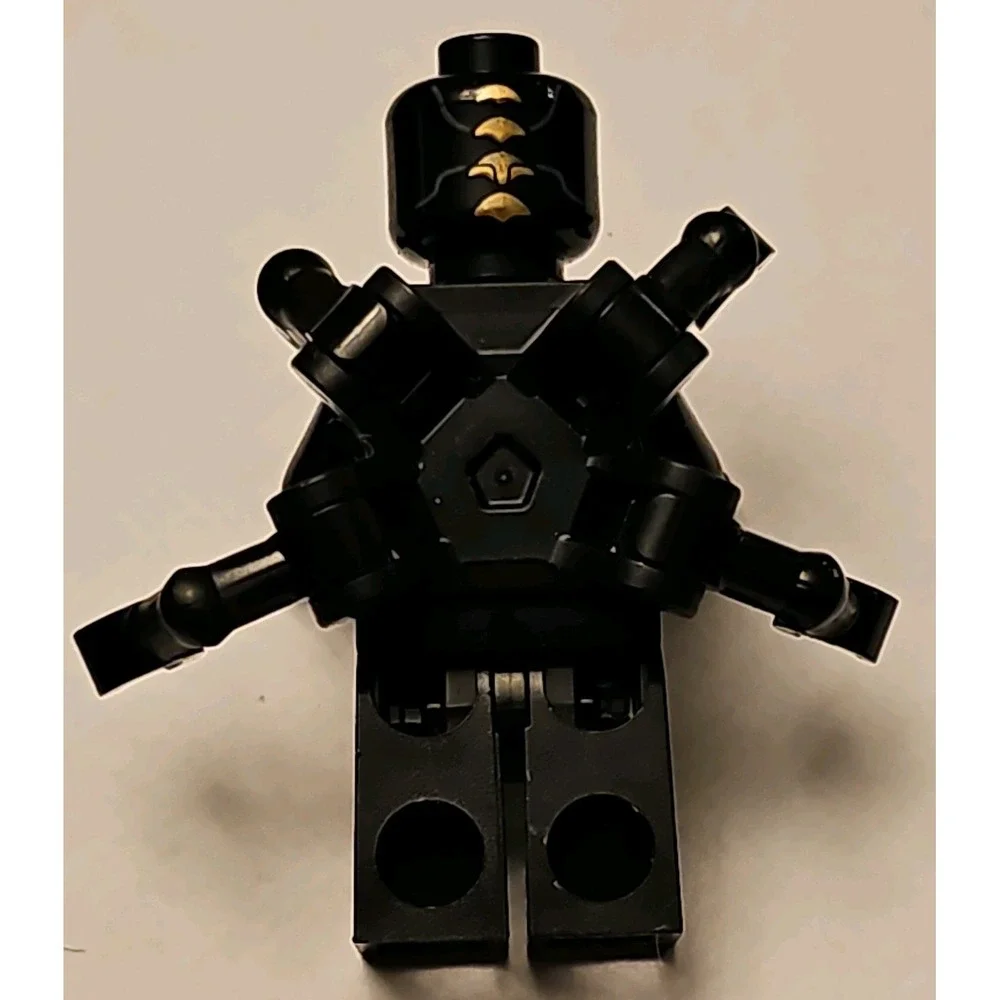 Lego Marvel Avengers Outrider Minifigure from The Hulkbuster 76247 black gold